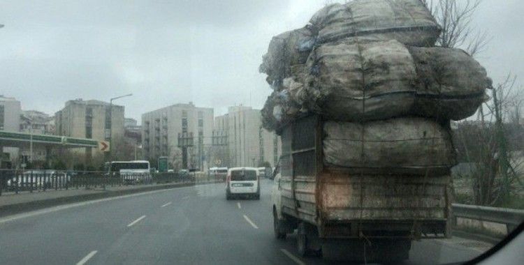 (Özel) Beyoğlu’nda aşırı yüklü kamyon, trafikte tehlike saçtı