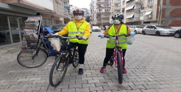 İzmir’de gönüllü ekip, yaşlılara yardım için pedal basıyor