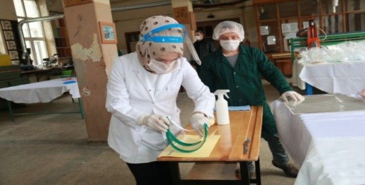 Gönüllü öğretmen ve okul personeli sağlıkçılara ’Koruyucu yüz siperliği’ üretiyor