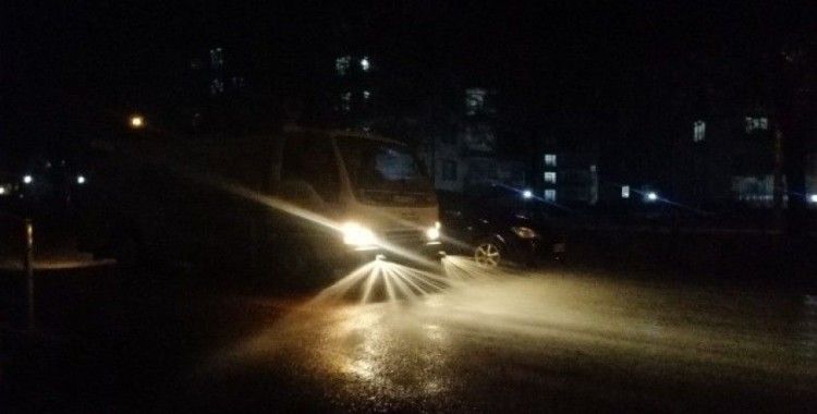 Gölbaşı Belediyesi gece gündüz cadde ve sokakları dezenfekte ediyor