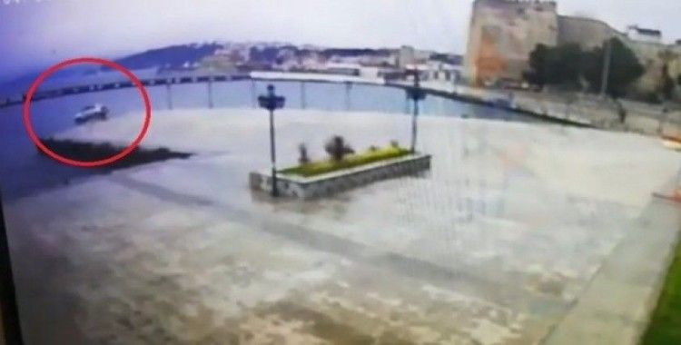 Sinop’ta otomobilin denize uçması kamerada