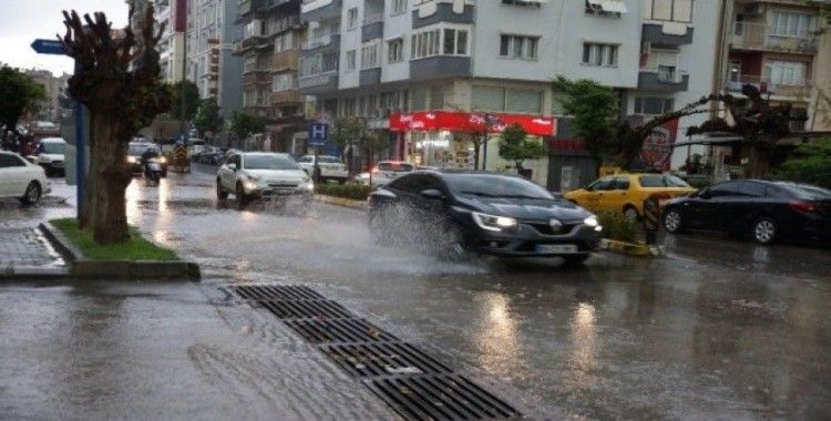 Aydın’da sağanak yağış hayatı olumsuz etkiledi