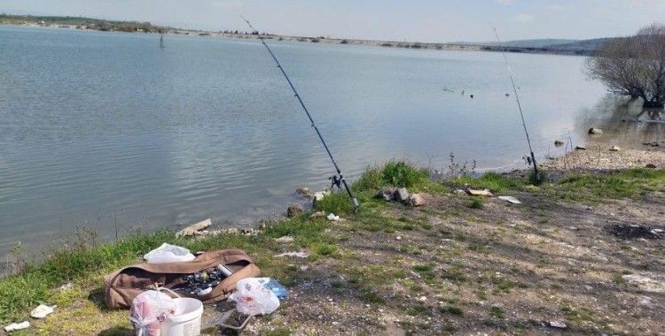 Baraj kenarında balık tutup piknik yapan iki kişiye ceza kesildi