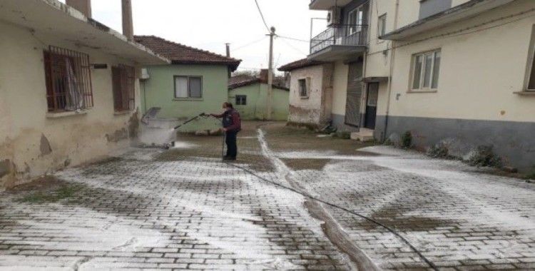 Cadde ve sokaklar köpüklü suyla yıkanıyor