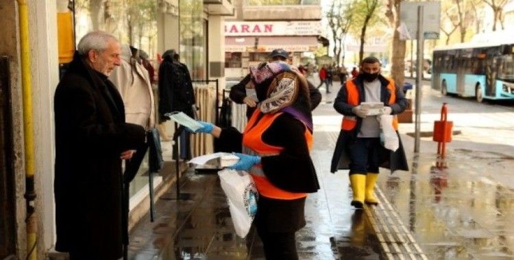 Büyükşehir Belediyesi günlük 61 bin maske dağıtıyor