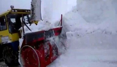 Kar kalınlığının 7-8 metre olduğu bölgede yol açma çalışması başlatıldı