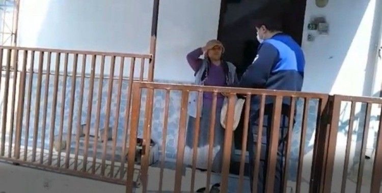 Ekipler yaşlı kadına ekmek götürdü, duygulanıp elindeki çeyrek altınları bağışladı