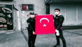 İstanbul'da vatandaşa 100 bin bayrak dağıtıldı