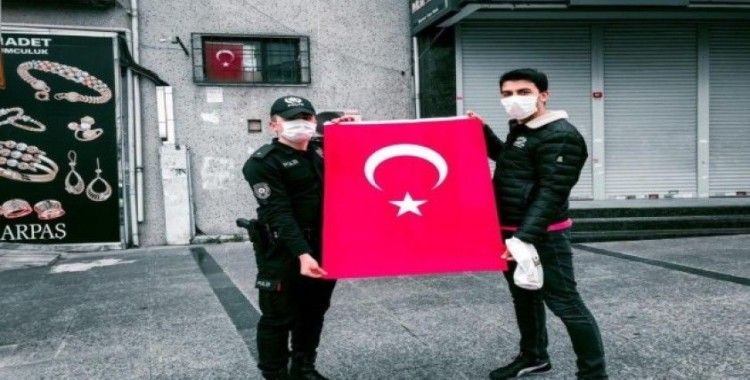 İstanbul'da vatandaşa 100 bin bayrak dağıtıldı