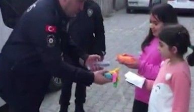 Nisan ve Eylül'e polis amcalarından balon hediyesi