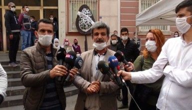 Evlat nöbetindeki aileler HDP il binasına siyah çelenk bıraktı