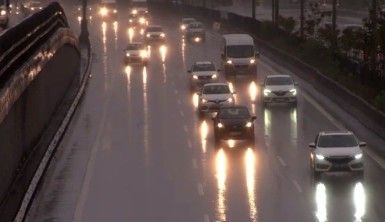 İstanbullular güne yine yağmurla uyandı