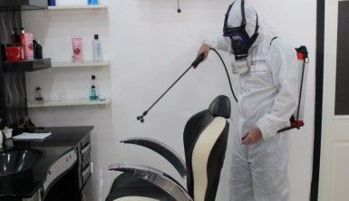 Zeytinburnu'nda berber ve kuaförler dezenfekte ediliyor