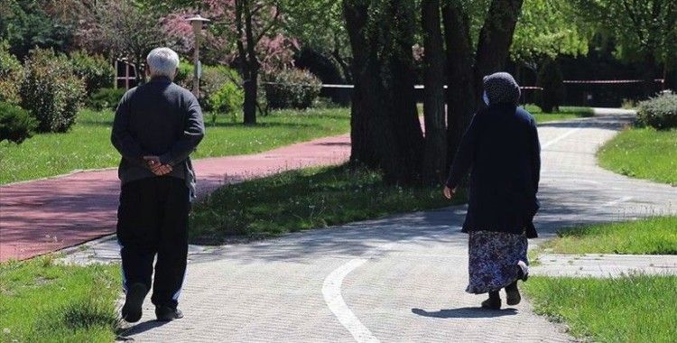 65 yaş ve üzeri vatandaşlar uzun bir aradan sonra sokağa çıktı