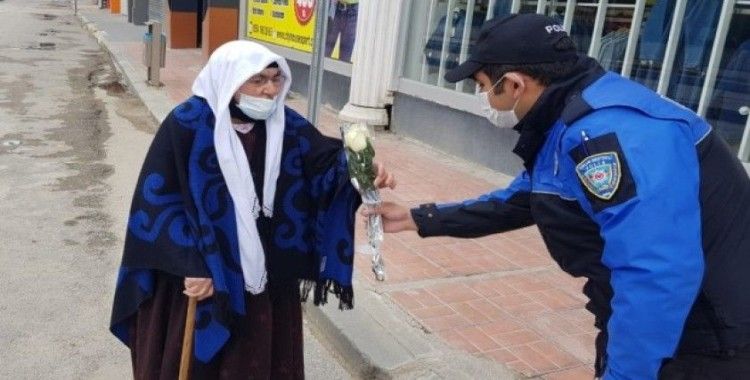 Van polisinden 65 yaş ve üzeri annelere çiçek