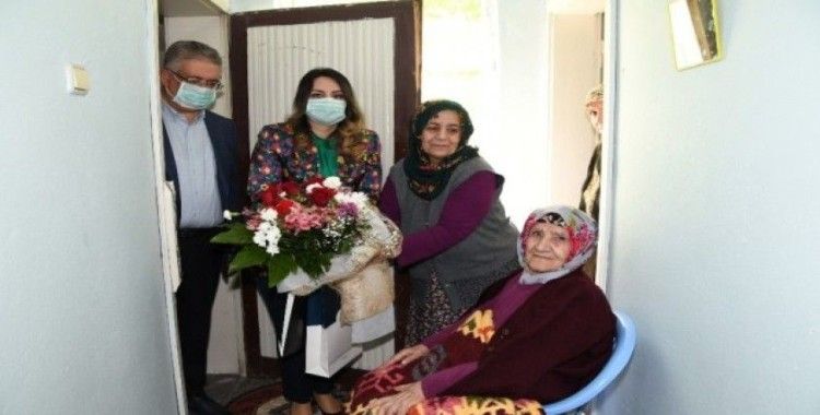 Vali Pekmez’den 103 yaşındaki kadına Anneler Günü kutlaması
