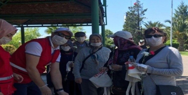 Kızılay 65 yaş üstü vatandaşlara maske ve dezenfektan dağıttı
