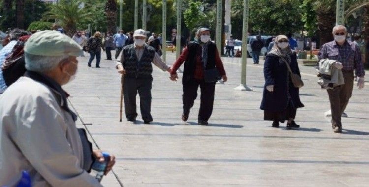 Aydın’da 65 yaş üstü vatandaşlar sıcak havanın keyfini çıkardı