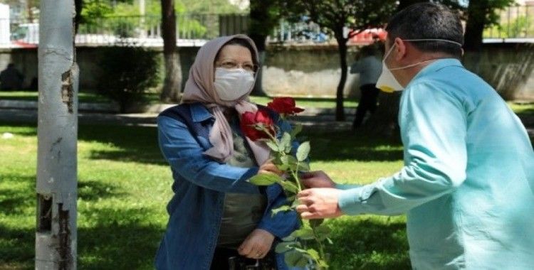 Akhisar Belediyesi sokaklardaki 65 yaş ve üzeri anneleri unutmadı