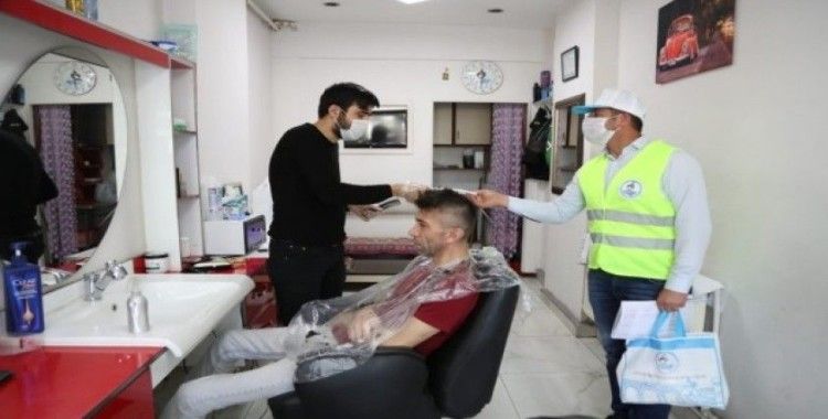 Pamukkale Belediyesi berber ve kuaför salonlarına maske dağıttı