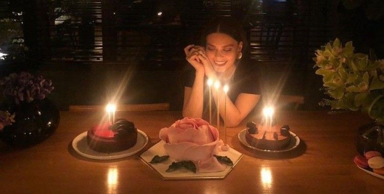 Aslı Enver, doğum gününü evinde minik bir grupla kutladı