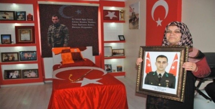 Şehit teğmenin anısı Türk bayrakları ile süslenen odasında yaşatılıyor