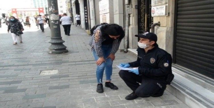 Sosyal mesafeyi hiçe sayan turistler polisle tartıştı, gazeteciye saldırdı