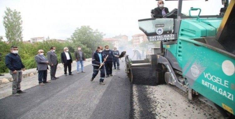 Başkan Güder, asfalt çalışmasını yerinde inceledi
