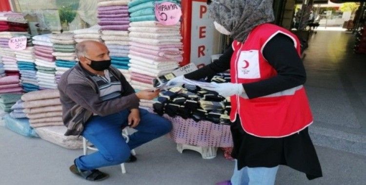 Türk Kızılay Karabük Şubesi 2 bin adet maske ve dezenfektan dağıttı