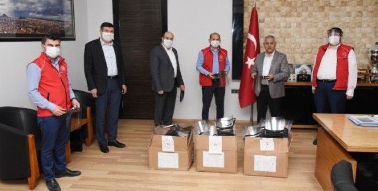 Başkan Zeybek’ten belediyelere hijyen malzemesi desteği