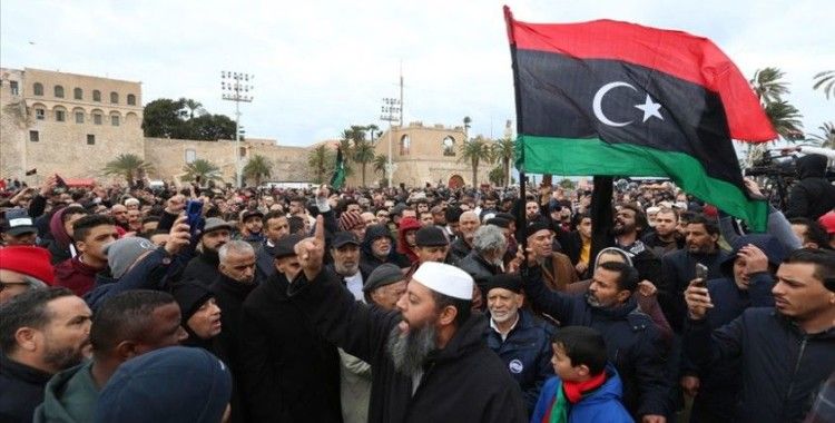 Yüzlerce Libya vatandaşı ülkelerine dönüyor