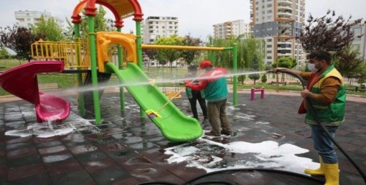 Karaköprü’de parklar çocuklar için hazırlanıyor