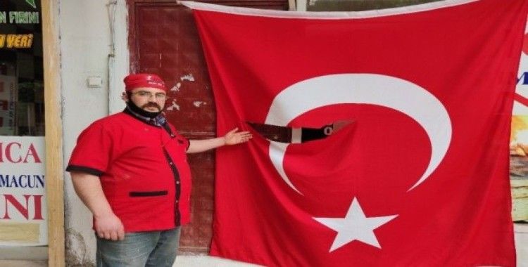 İş yerinde asılı Türk bayrağını yırttılar