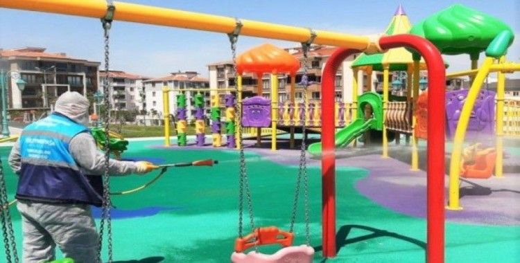 Sokağa çıkma izni öncesi çocuk parkları dezenfekte edildi