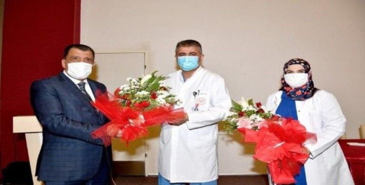 Başkan Gürkan’dan hemşirelere çiçek ve hediye