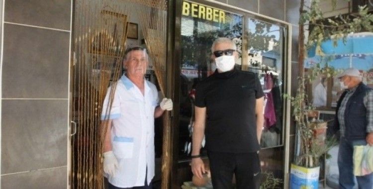 Burhaniye’de berberler doktorlar gibi siperlikli maske taktı