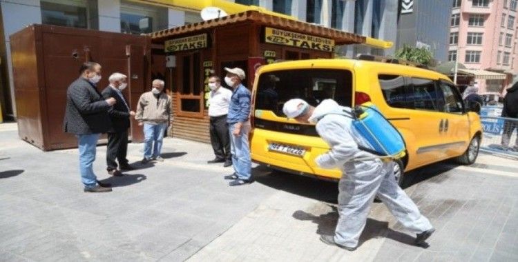 Battalgazi’de taksi duraklarını dezenfekte ediyor