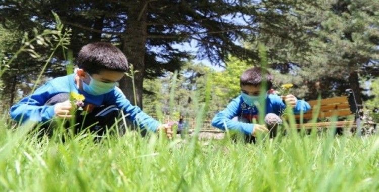 Elazığ’da 5 yaşındaki ikizler 4 saatlik izinde doyasıya eğlendi
