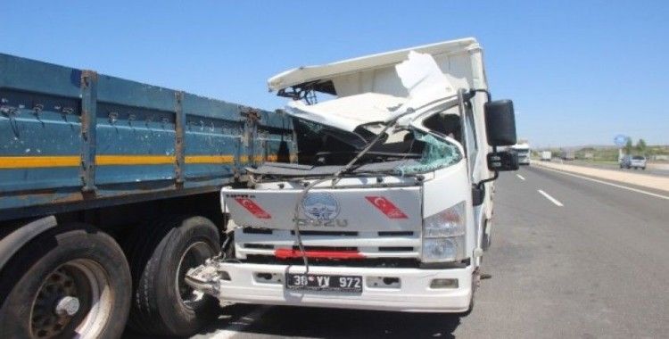 Kayseri’de feci kaza; kamyon tıra çarptı, yolcunun kolu koptu