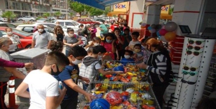 Çocuklar ücretsiz oyuncak için mağazaya akın etti