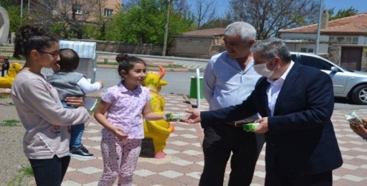 Parklara akın eden çocukları Başkan Özkan Altun karşıladı