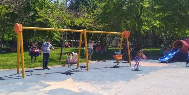 Yaklaşık iki aydır evden çıkmayan çocuklar parklara akın etti