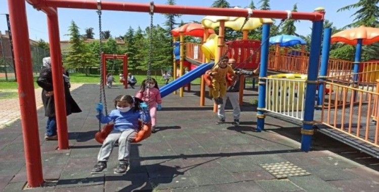 Malatya’da 4 saatlik izinde çocuklar parklara koştu