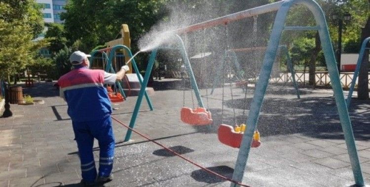 Turgutlu’da parklar çocuklar için dezenfekte edildi