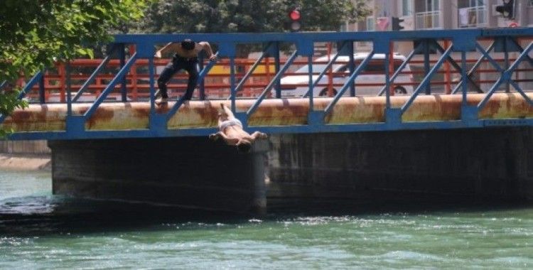Sulama kanalında serinleyen çocuklara polis engeli