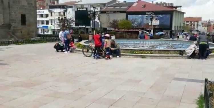 Erzurum’da çocukların paten ve bisiklet keyfi