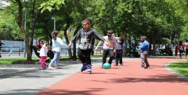 Kısıtlama 4 saatliğine kaldırıldı, Diyarbakır’da çocuklar haftalar sonra parklara koştu