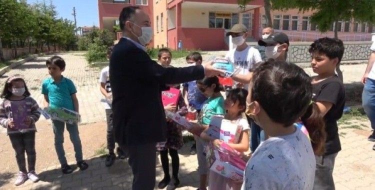 Belediye Başkanından çocuklara oyuncak sürprizi