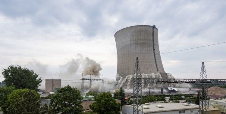 Almanya'da nükleer santralin 150 metrelik soğutma kuleleri yıkıldı