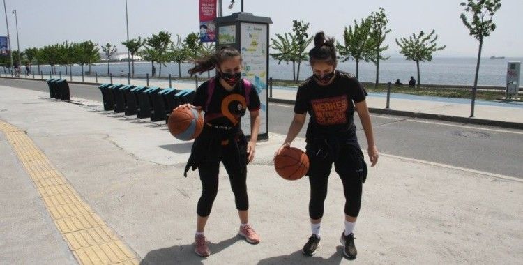 Sokağa çıkan ikiz kardeşler basketbol oynadı
